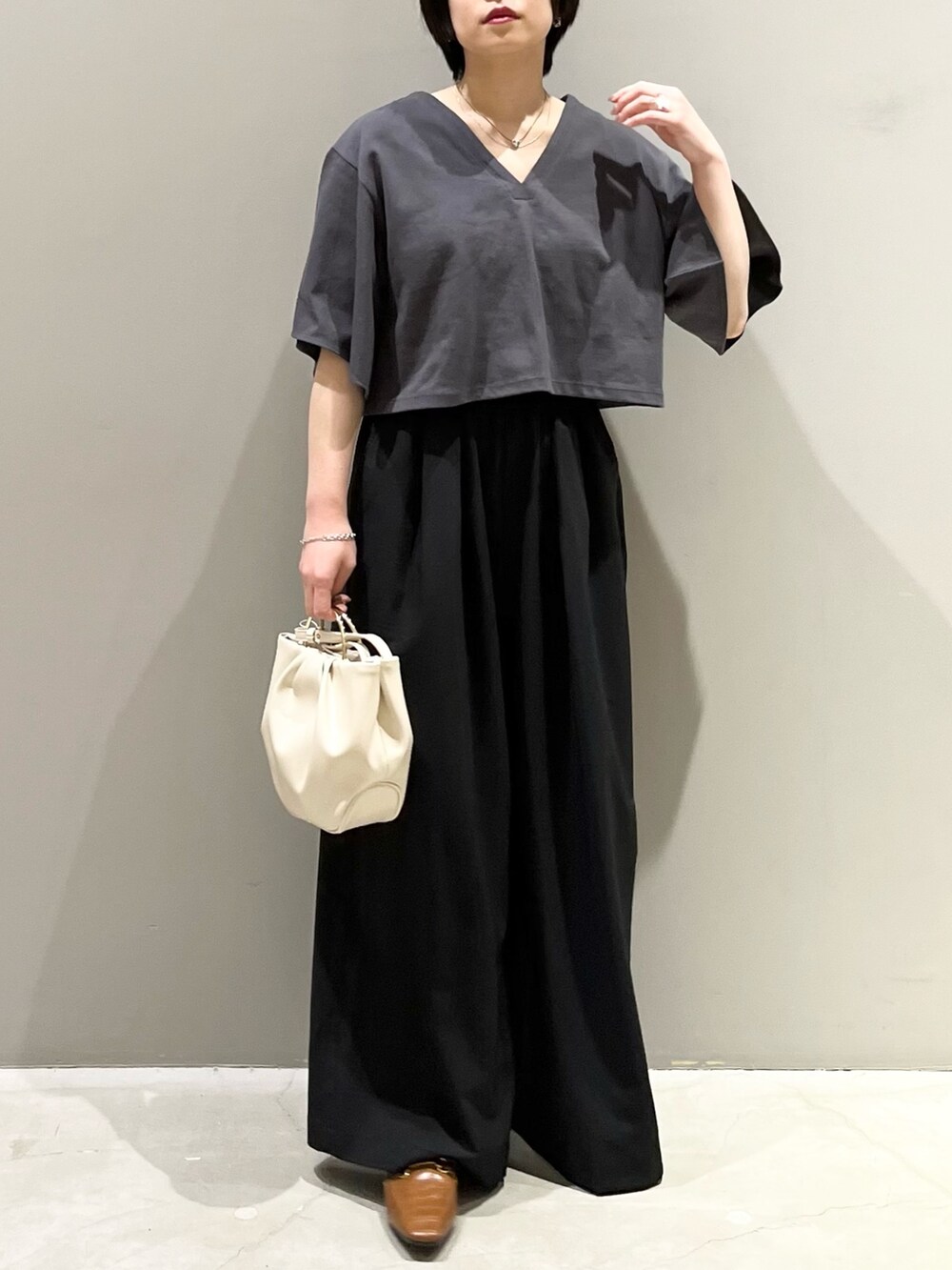 グレー系のTシャツ/カットソー、ブラック系のその他パンツ、ホワイト系のバッグを着用したレディースの春コーディネートの8枚目の写真