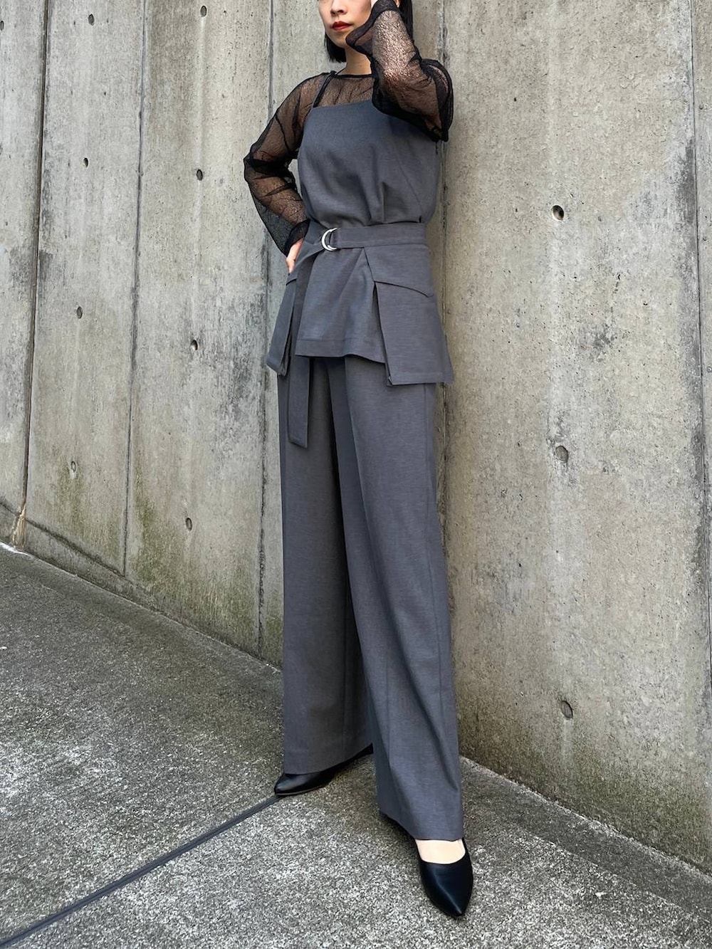グレー系のその他パンツ、グレー系のキャミソール、ブラック系のパンプスを着用したレディースの冬コーディネートの6枚目の写真