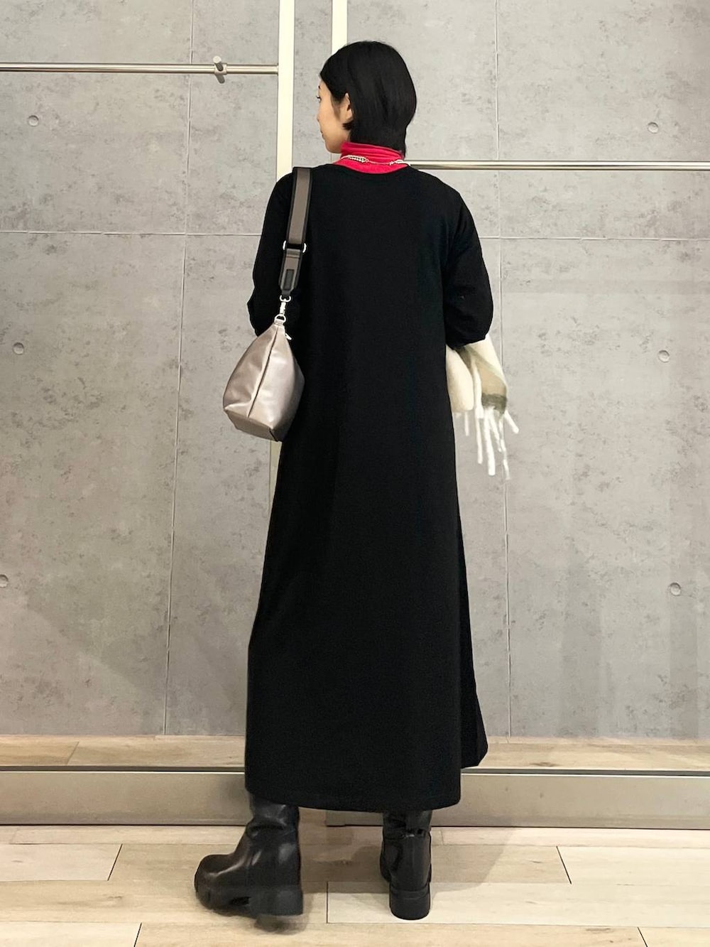ブラック系のブーツ、その他のショルダーバッグ、ブラック系のワンピースを着用したレディースの冬コーディネートの4枚目の写真