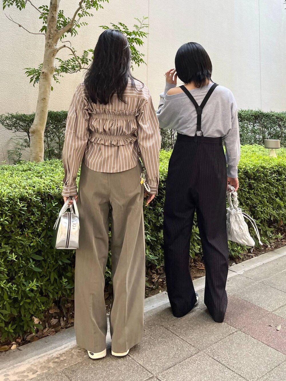 シルバー系のショルダーバッグ、シルバー系のその他シューズ、シルバー系のボストンバッグを着用したレディースの夏コーディネートの3枚目の写真