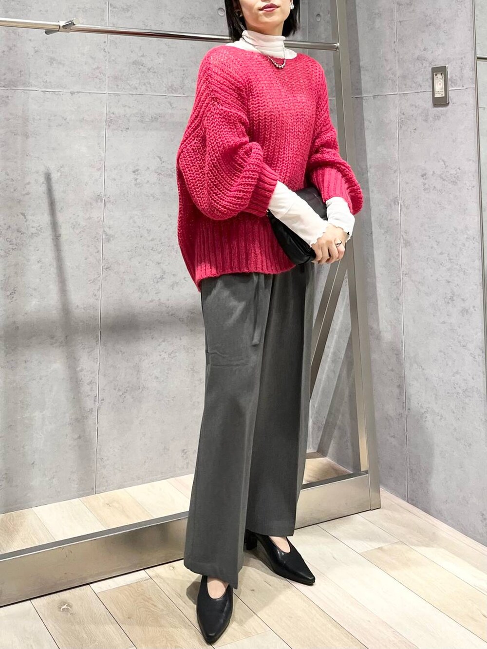 ホワイト系のTシャツ/カットソー、グレー系のその他パンツ、ブラック系のショルダーバッグを着用したレディースの秋コーディネートの2枚目の写真