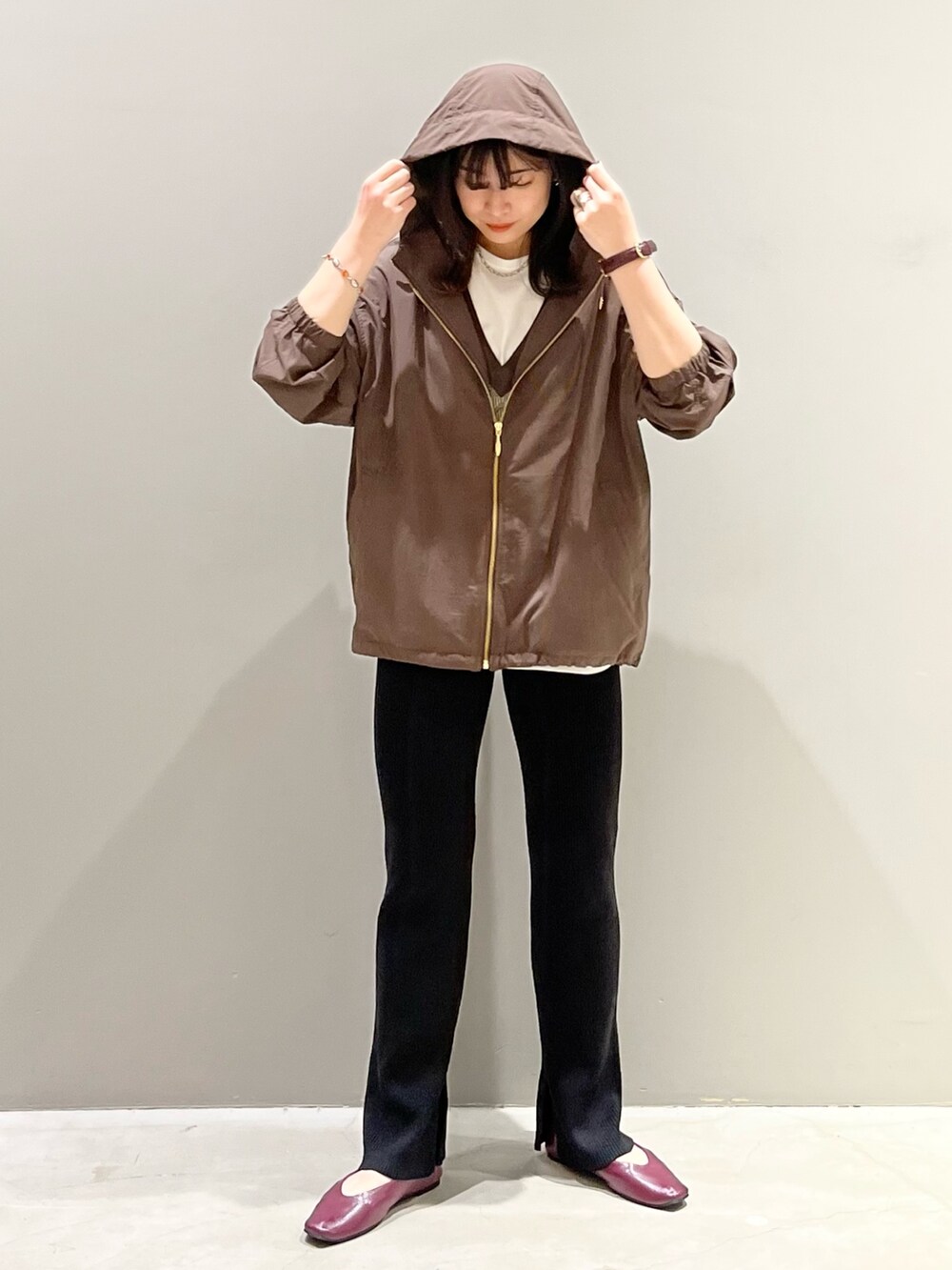 「LEPSIM、レプシィム(LEPSIM)、レイヤードスタイル、ベスト、ベスト×Tシャツ、白Tシャツ、ニット、ニットパンツ、パンプス、マウンテンパーカー、秋冬コーデ、きれいめカジュアル、シンプルコーデ、柄ニット、ブラウン」｜「LEPSIMの4つの嬉しい機能付き！シアワセパンプス　295881（パンプス、パープル系）」を使った、エムアイさん（レディース・162cm）の秋コーディネートの3枚目の写真