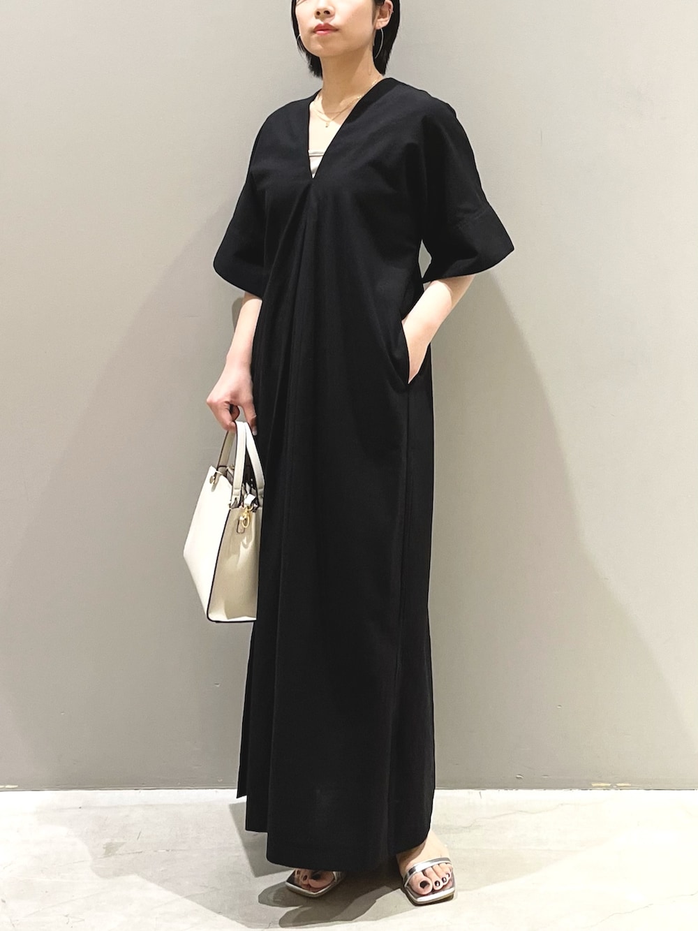 「LEPSIM、レプシィム(LEPSIM)、ワンピース、リネン、お出かけコーデ、きれいめカジュアル、ロングワンピース、モノトーン、夏コーデ、休日スタイル、ショルダーバッグ、ハンドバッグ、サンダル、Vネック、ストラップサンダル」｜「LEPSIMの【ゼロかる】キレイめ2WAYバッグ　295311（ショルダーバッグ、ホワイト系）」を使った、エムアイさん（レディース・162cm）の夏コーディネートの10枚目の写真