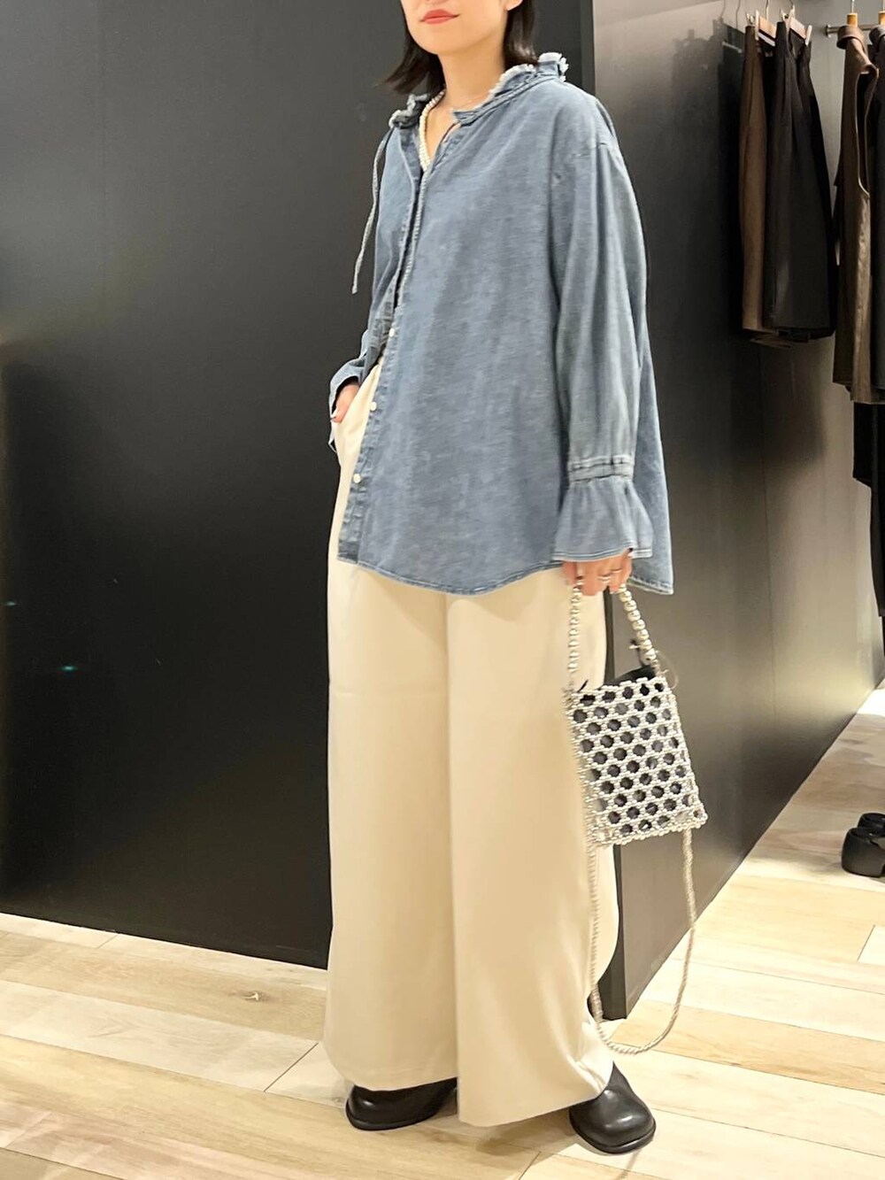 シルバー系のショルダーバッグ、ブラック系のその他シューズ、ブルー系のシャツ/ブラウスを着用したレディースの秋コーディネートの2枚目の写真