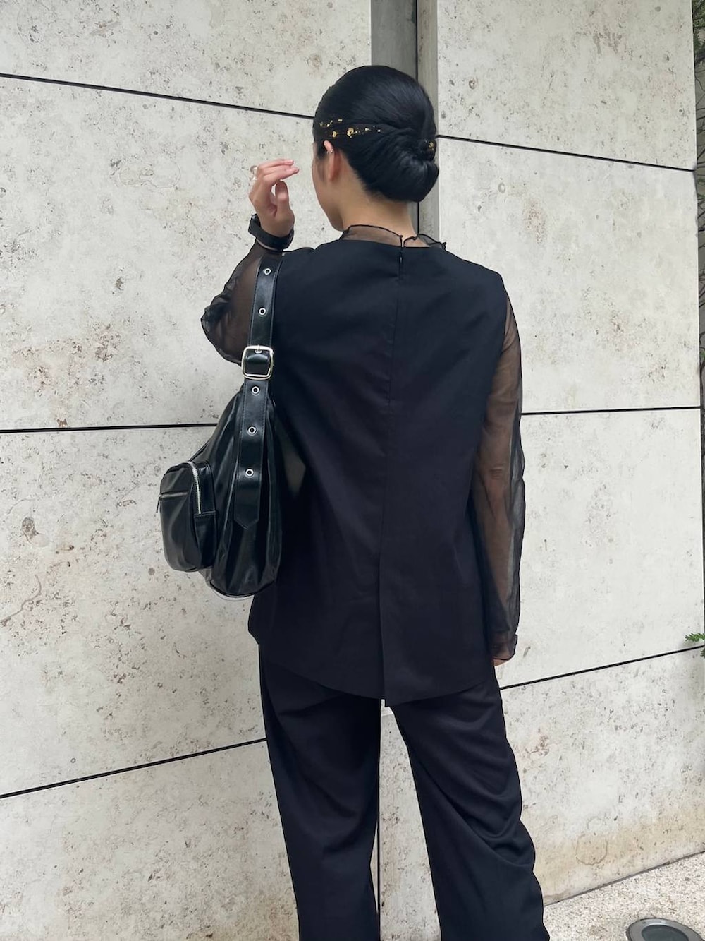 ブラック系のショルダーバッグ、ブラック系のパンツドレスを着用したレディースの秋コーディネートの4枚目の写真