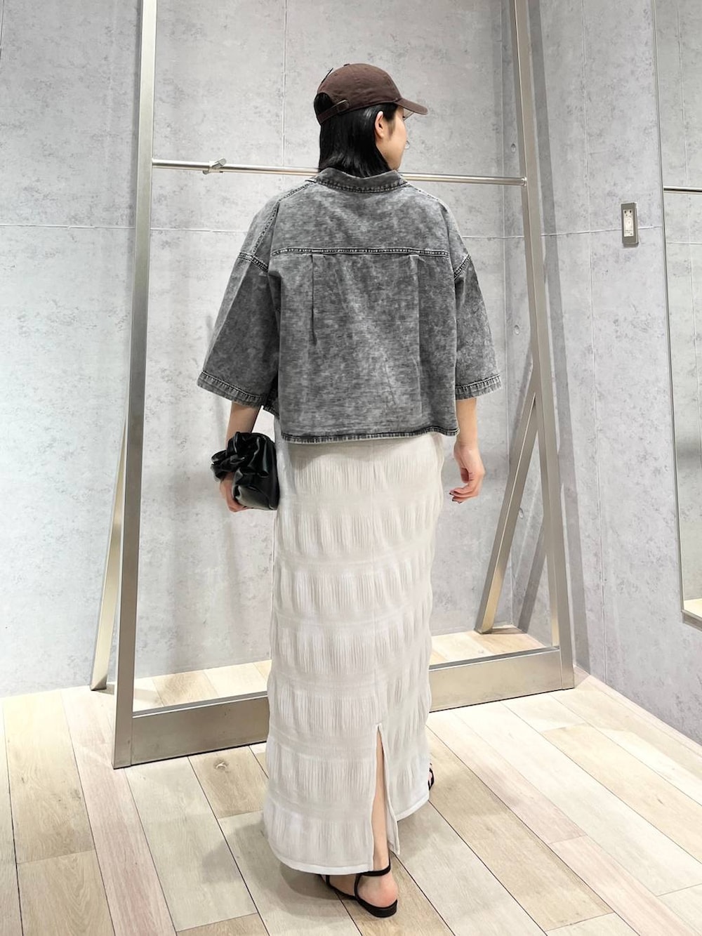 ブラック系のサンダル、ブラック系のシャツ/ブラウス、ホワイト系のタンクトップを着用したレディースの夏コーディネートの3枚目の写真