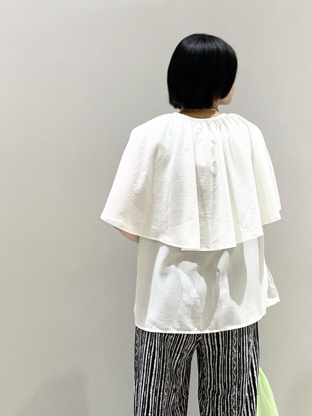 「LEPSIM、レプシィム(LEPSIM)、マタニティ、モード、ケープ、ブラウス、柄パンツ、初夏コーデ、モノトーン、トングサンダル、休日スタイル、シンプルコーデ、夏コーデ、きれいめカジュアル、マタニティコーデ」｜「LEPSIMのマタニティ／ケープデザインブラウス　193339（マタニティウェア/グッズ、ホワイト系）」を使った、エムアイさん（レディース・162cm）の春コーディネートの4枚目の写真