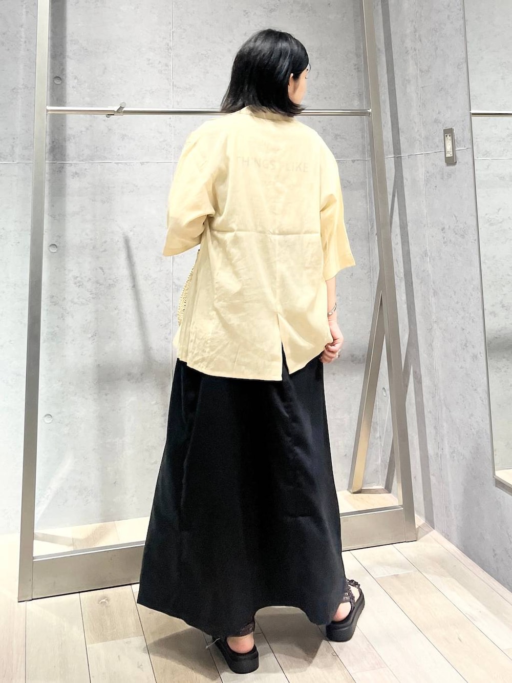 「カジュアル、モード、ベーシック/シンプル、デート/ロマンティック、楽ちんコーデ、夏コーデ、女子会、きれいめカジュアル_LEPSIM、バッグ、LEPSIM、サンダル、おでかけ、シンプルコーデ、ジャケット、ジャケットスタイル」｜「LEPSIMの3連ボールネックレス　287544（ネックレス、シルバー系）」を使った、エムアイさん（レディース・162cm）の夏コーディネートの4枚目の写真