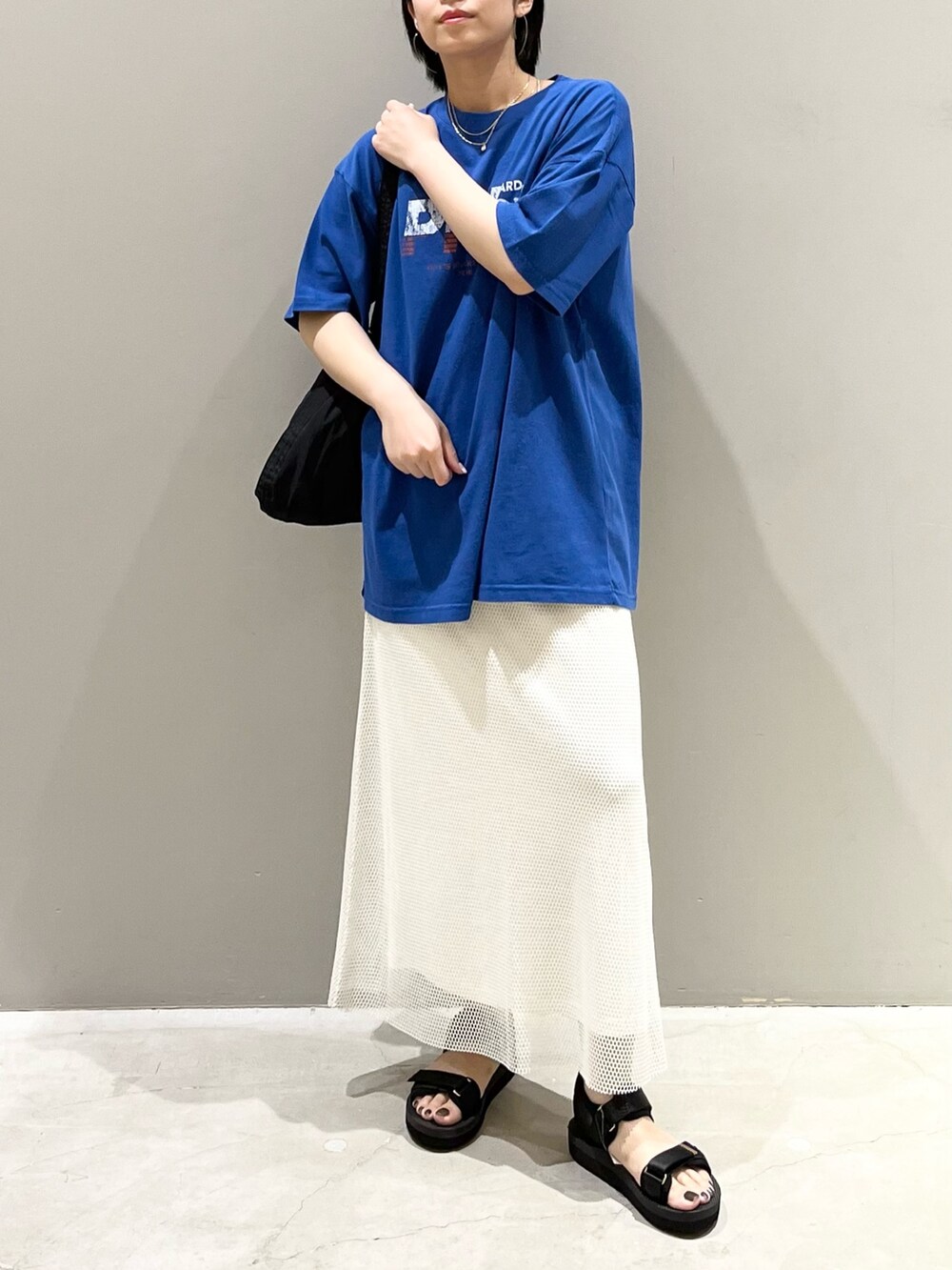 ホワイト系のスカート、ブラック系のサンダル、ブラック系のショルダーバッグを着用したレディースの夏コーディネートの8枚目の写真