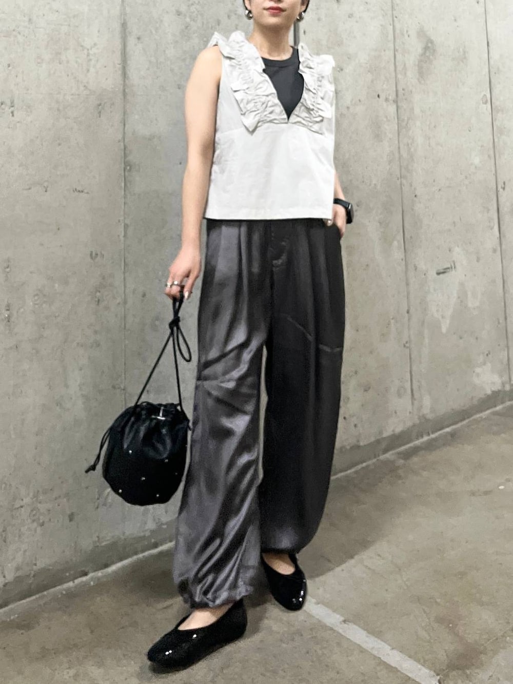 グレー系のその他パンツ、ブラック系のバレエシューズ、グレー系のタンクトップを着用したレディースの夏コーディネートの6枚目の写真