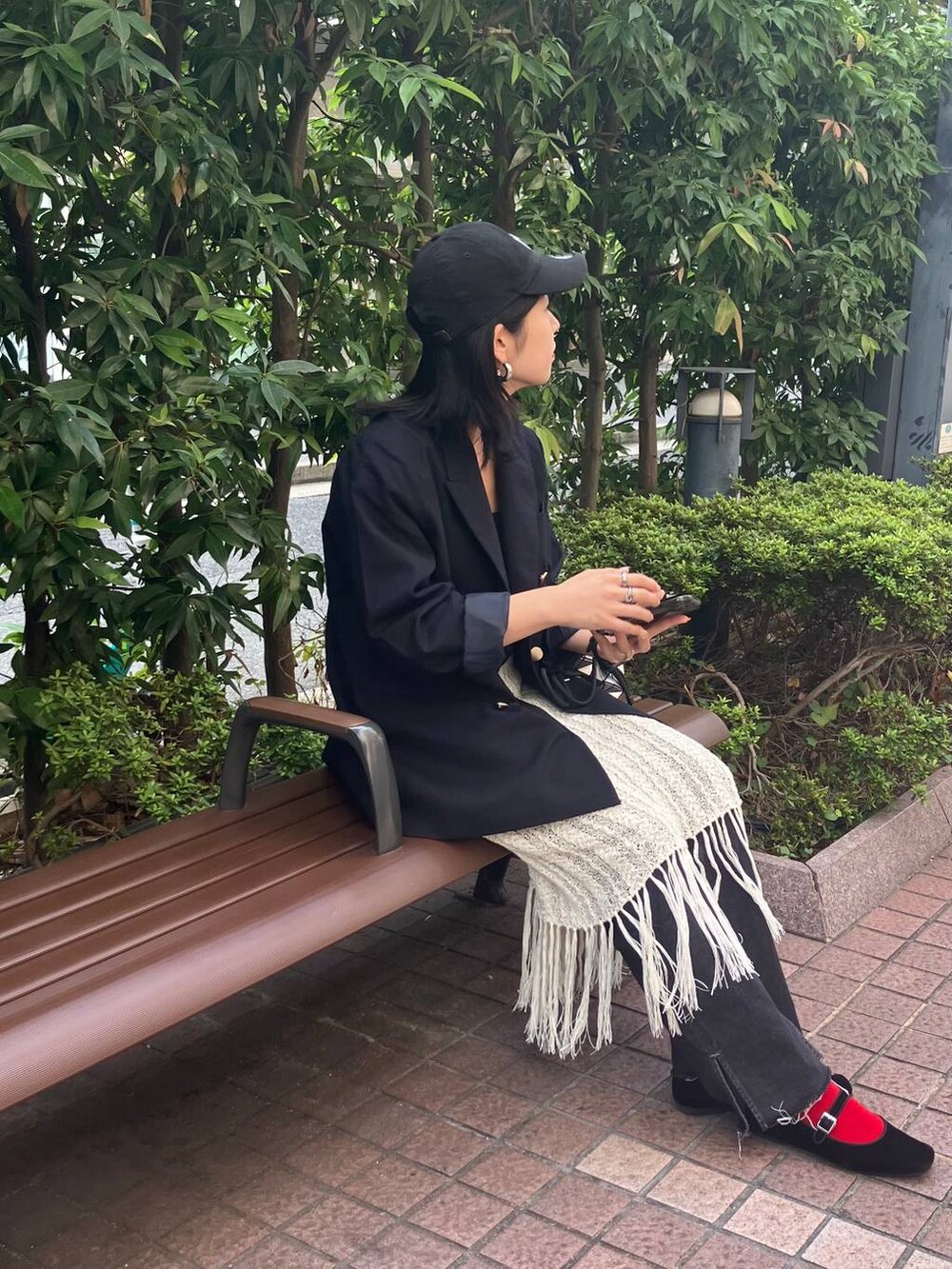 ブルー系のテーラードジャケット、ブラック系のバレエシューズ、ブラック系のデニムパンツを着用したレディースの秋コーディネートの4枚目の写真