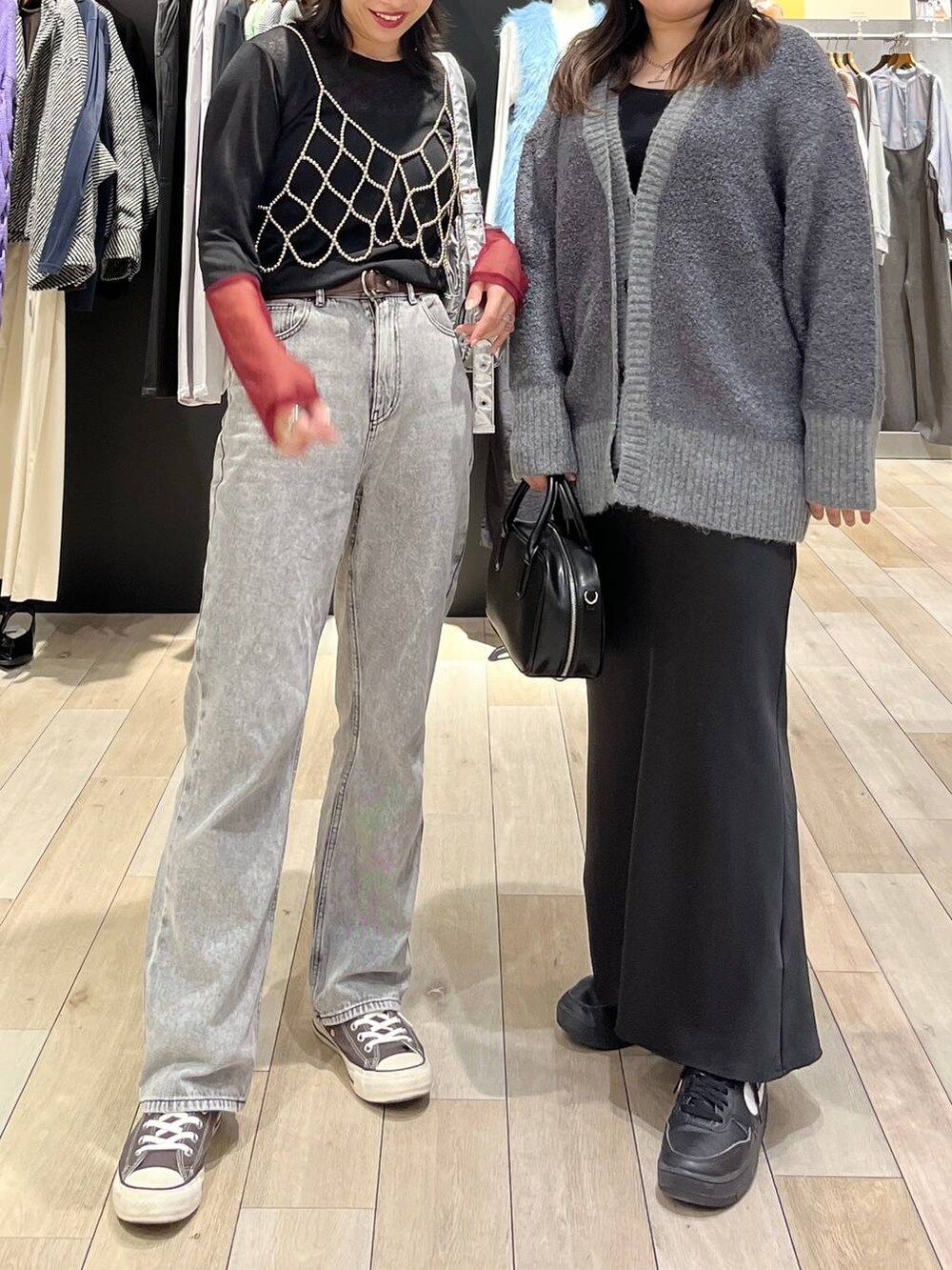 シルバー系のベスト、シルバー系のショルダーバッグ、グレー系のデニムパンツを着用したレディースの秋コーディネートの6枚目の写真