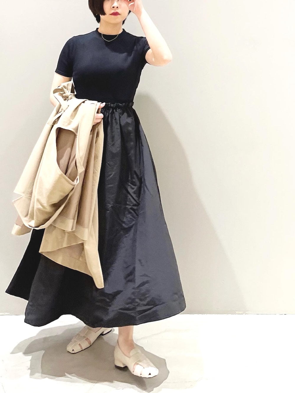 ベージュ系のジャケット/アウター、ホワイト系のパンプス、ブラック系のワンピースを着用したレディースの春コーディネートの2枚目の写真