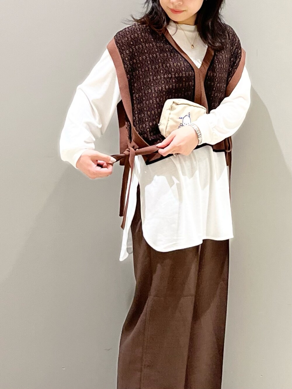 ブラウン系のスラックス、ブラック系のサンダル、ブラウン系のマタニティウェア/グッズを着用したレディースの秋コーディネートの4枚目の写真