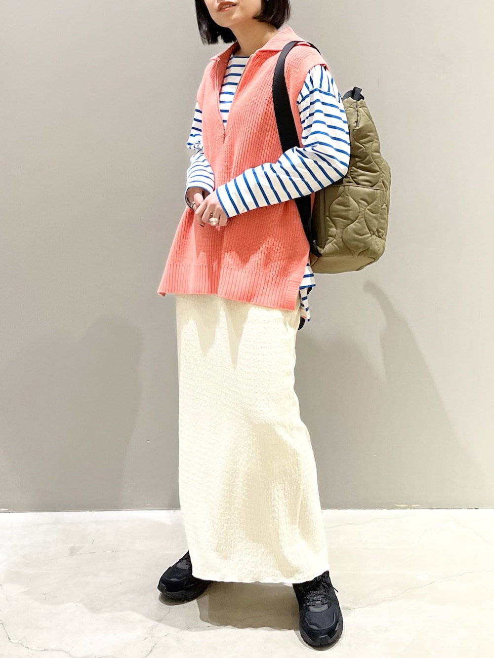 ブラック系のスニーカー、ブルー系のTシャツ/カットソー、ホワイト系のマタニティウェア/グッズを着用したレディースの冬コーディネートの2枚目の写真