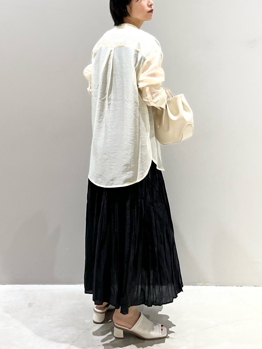 「LEPSIM、レプシィム(LEPSIM)、ロングワンピース、ティアード、ティアードワンピース、シアートップス、プチプラ、シャツスタイル、ハンドバッグ、休日スタイル、きれいめカジュアル、秋コーデ、ベージュ、モノトーン、ミュール」｜「LEPSIMのクリンクル切り替えフレンチスリーブワンピース（ワンピース/ドレス、ブラック系）」を使った、エムアイさん（レディース・162cm）の秋コーディネートの3枚目の写真