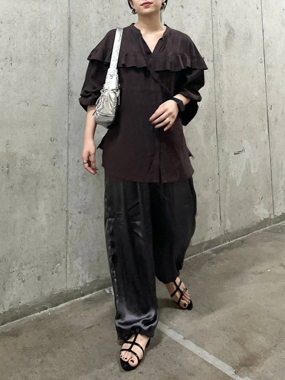 ブラック系のサンダル、グレー系のその他パンツ、シルバー系のショルダーバッグを着用したレディースの夏コーディネートの2枚目の写真