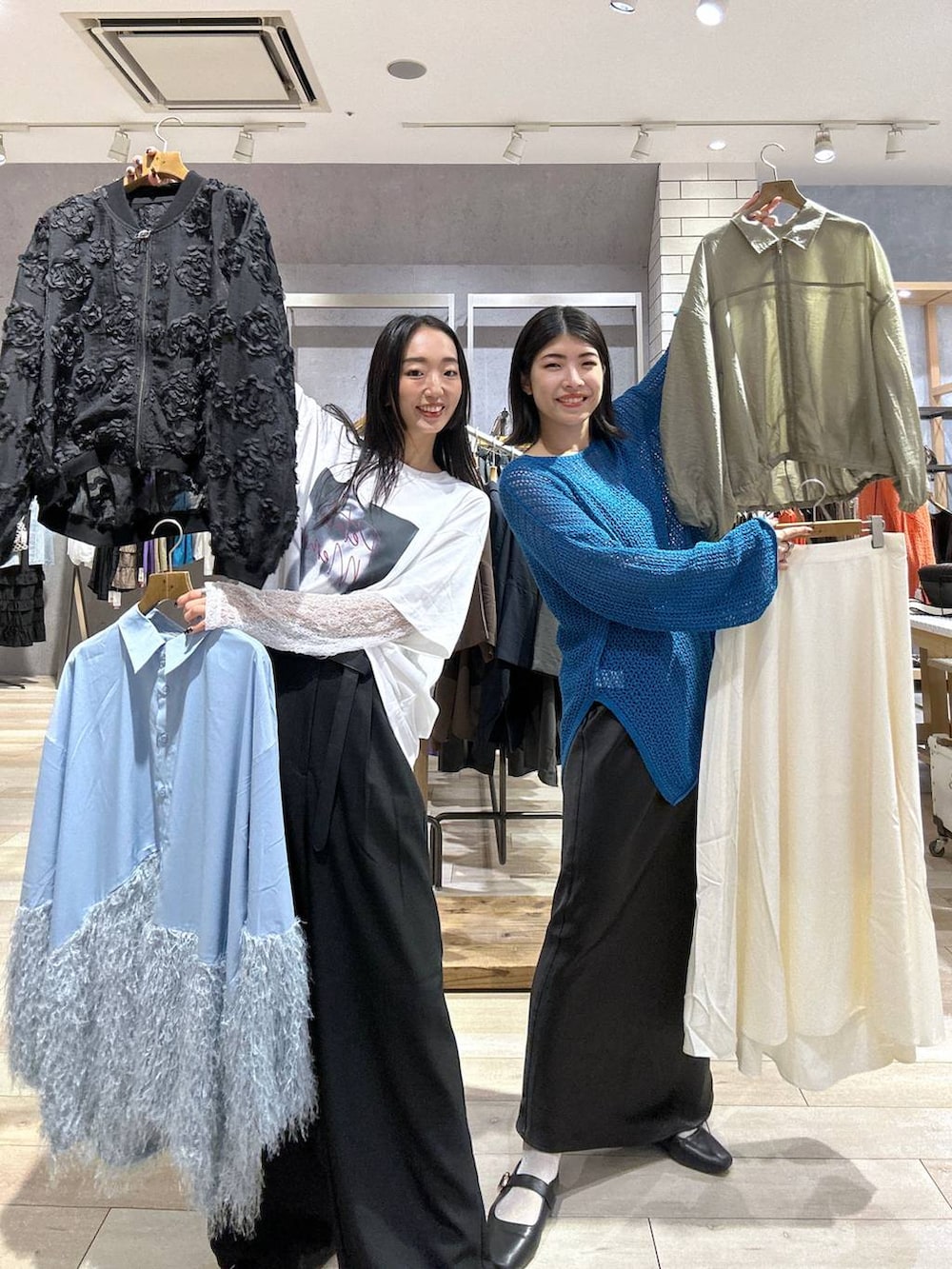 ブルー系のニット/セーター、ベージュ系のシャツ/ブラウス、ピンク系のシャツ/ブラウスを着用したレディースの夏コーディネートの3枚目の写真