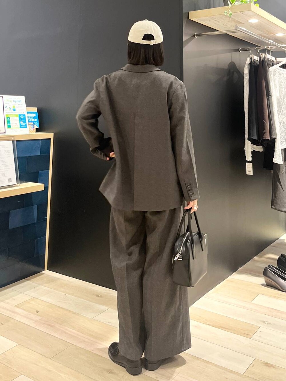 ブラック系のボストンバッグ、グレー系のその他パンツ、グレー系のテーラードジャケットを着用したレディースの秋コーディネートの5枚目の写真