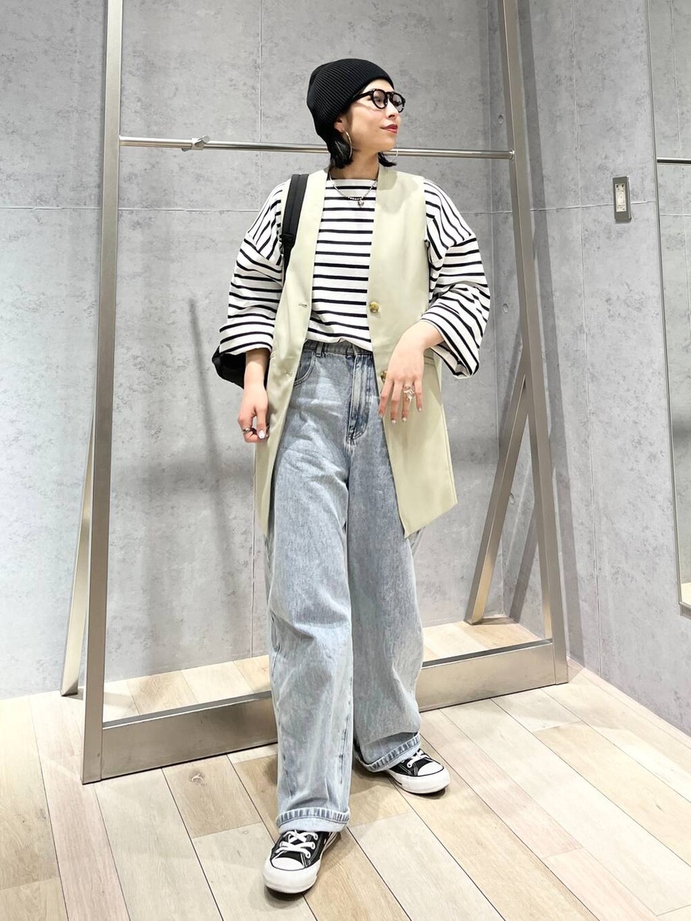 ブラック系のバックパック/リュック、ブルー系のTシャツ/カットソー、ブルー系のデニムパンツを着用したレディースの冬コーディネートの7枚目の写真