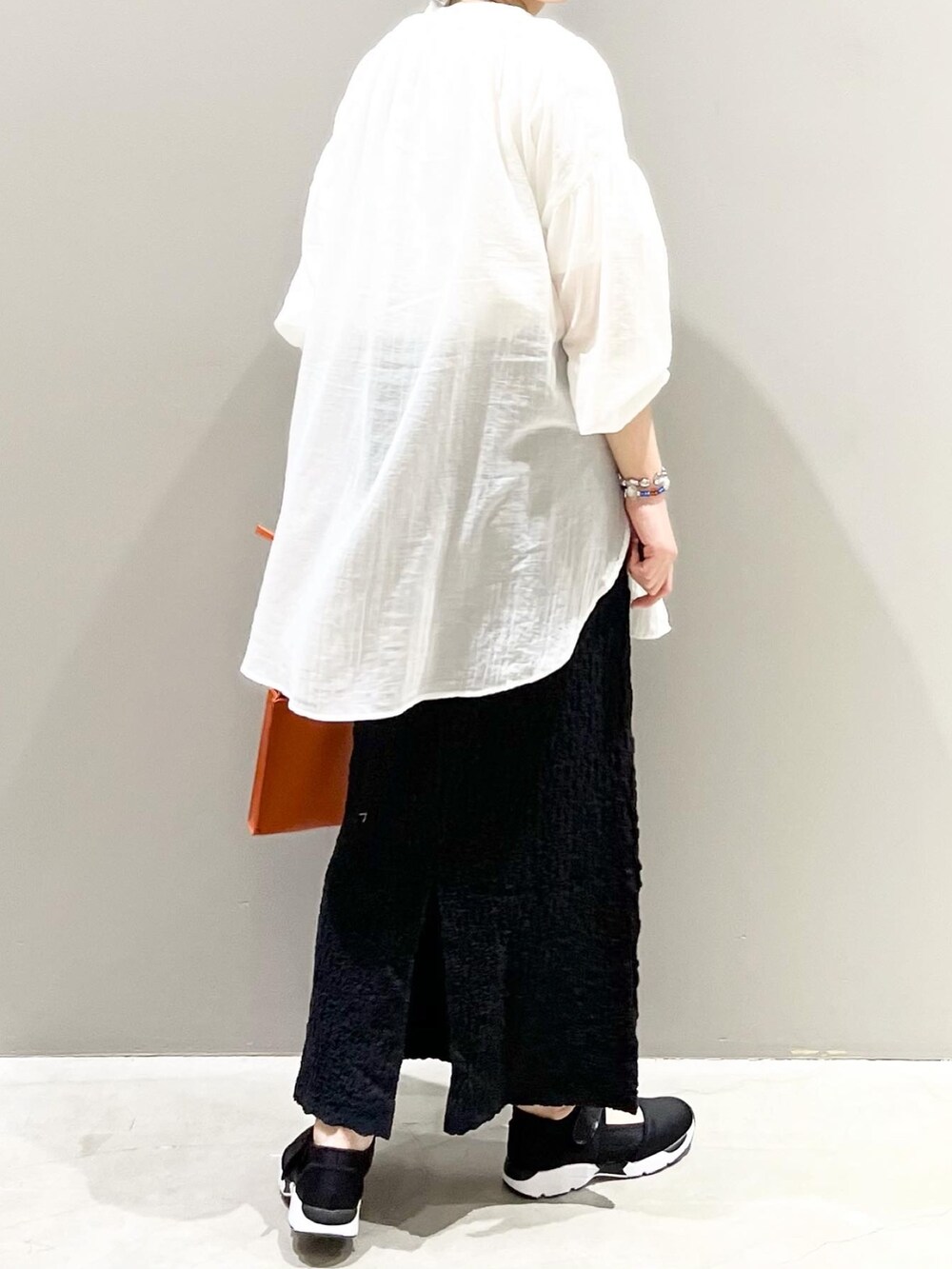 ホワイト系のTシャツ/カットソー、ホワイト系のシャツ/ブラウス、ブラック系のスカートを着用したレディースの春コーディネートの3枚目の写真