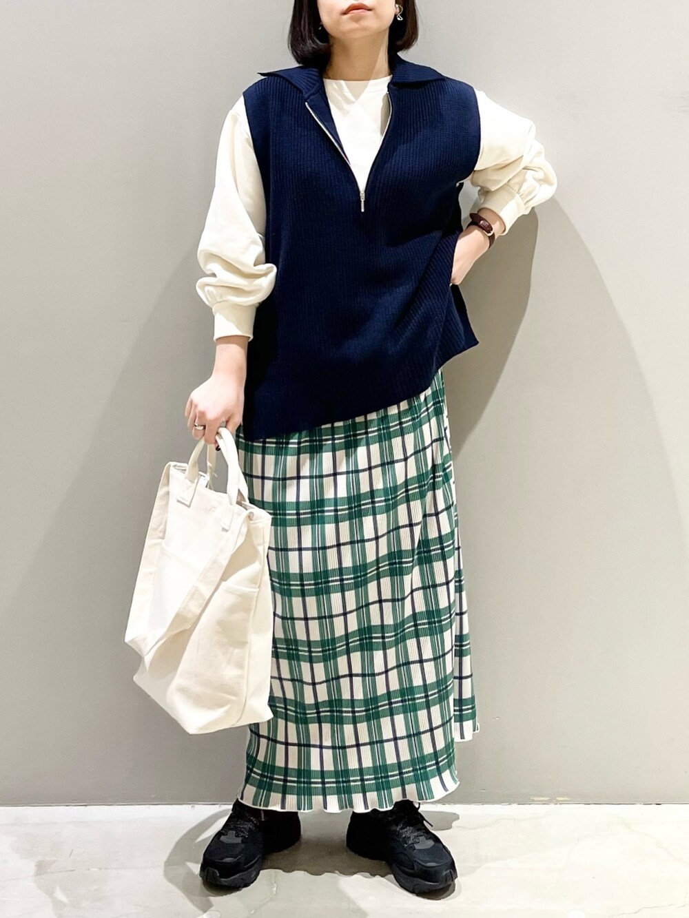 ブラック系のスニーカー、ホワイト系のスウェット、ホワイト系のショルダーバッグを着用したレディースの冬コーディネートの5枚目の写真