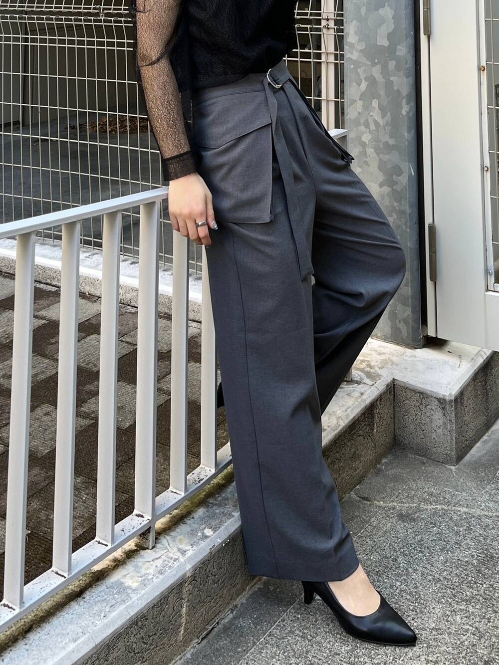 グレー系のその他パンツ、ブラック系のシャツ/ブラウス、ブラック系のパンプスを着用したレディースの冬コーディネートの6枚目の写真