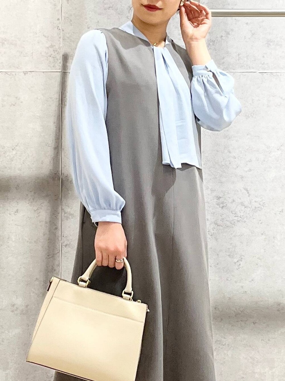 ブルー系のシャツ/ブラウス、ホワイト系のショルダーバッグ、ブラック系のパンプスを着用したレディースの冬コーディネートの9枚目の写真