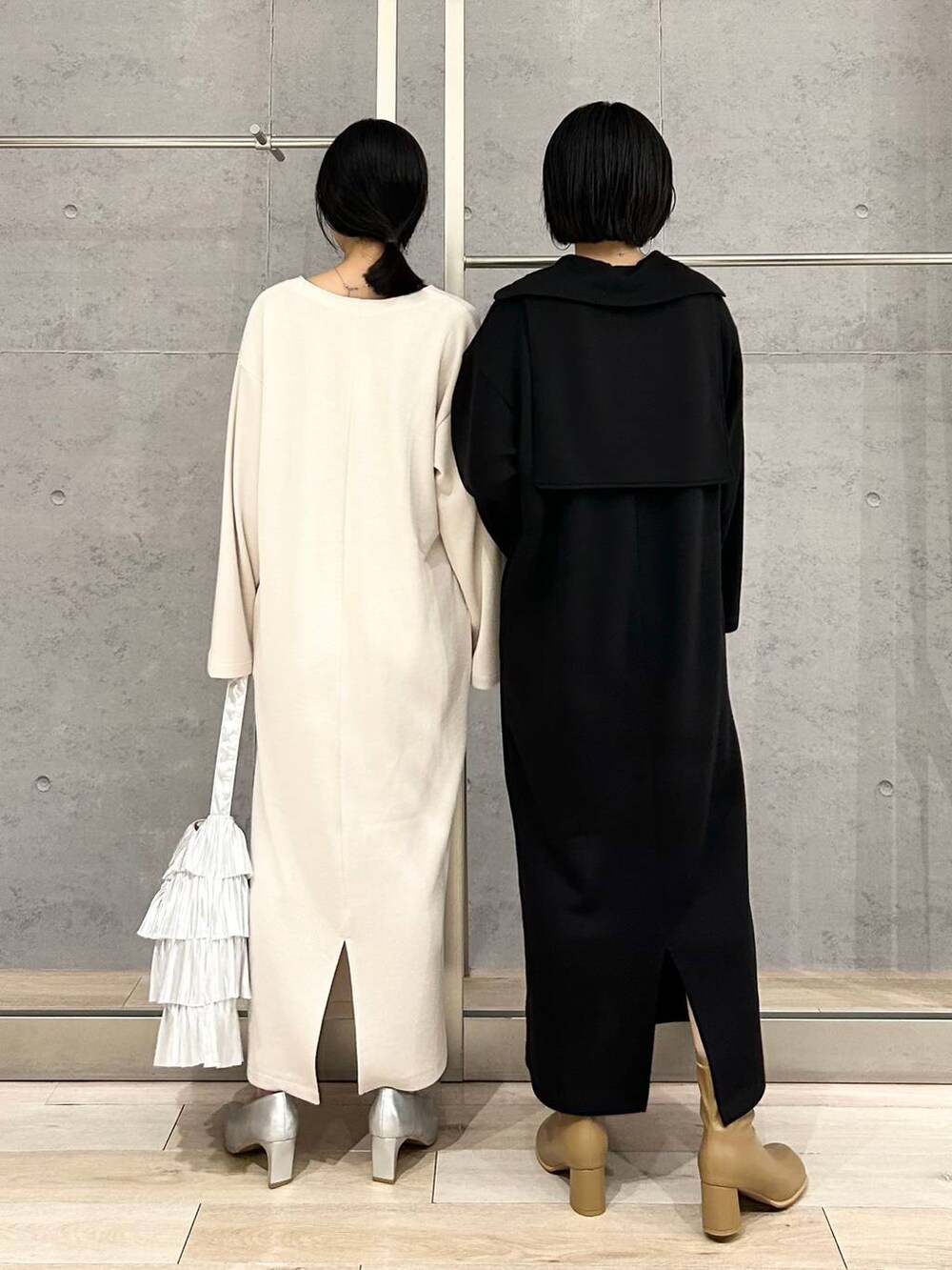 ブラック系のショルダーバッグ、ブラック系のワンピース、ホワイト系のワンピースを着用したレディースの秋コーディネートの4枚目の写真