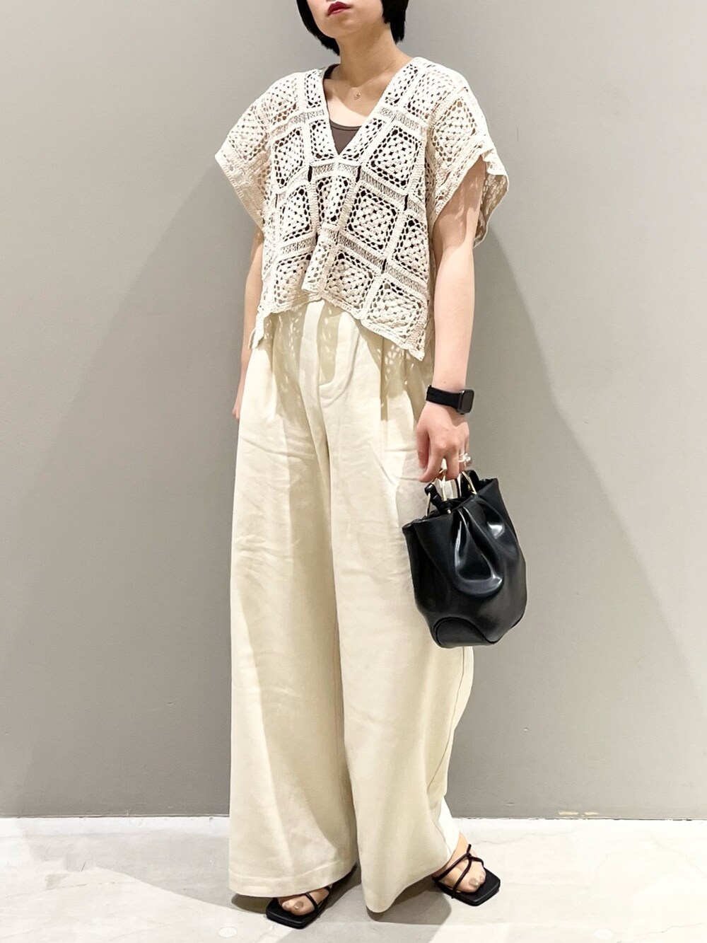 ホワイト系のその他パンツ、ホワイト系のTシャツ/カットソー、ホワイト系のバッグを着用したレディースの夏コーディネートの5枚目の写真