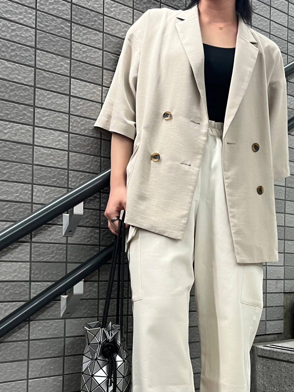 ホワイト系のカーゴパンツ、ベージュ系のテーラードジャケットを着用したレディースの春コーディネートの4枚目の写真