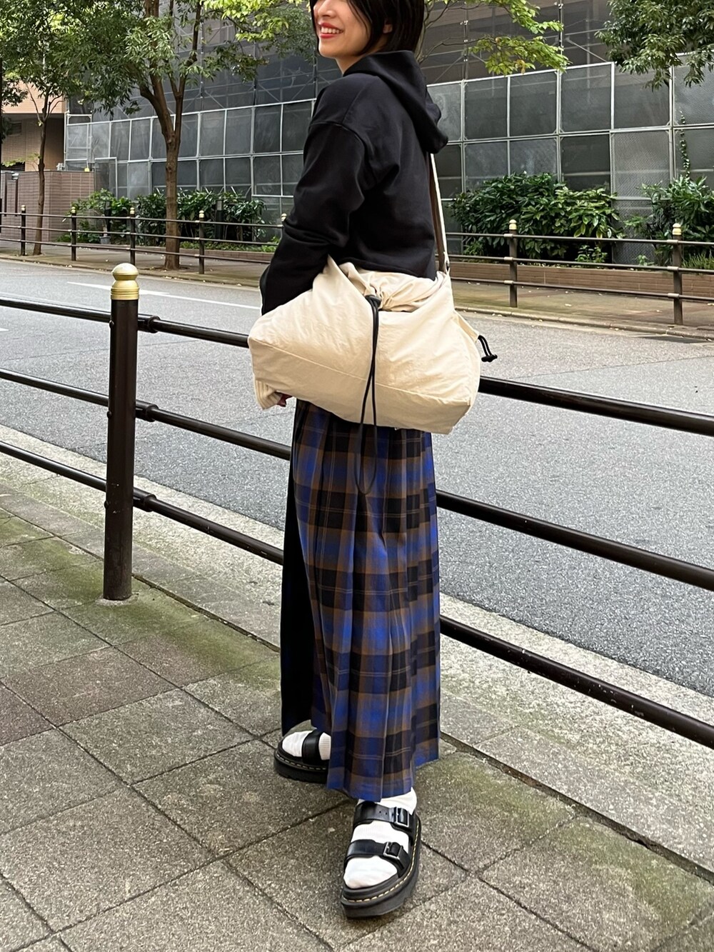 「LEPSIM、チェック、チェックスカート、秋服まるっと大公開、フーディー、パーカー、ショート丈トップス、ストリート、ショルダーバッグ、Dr.Martens、秋コーデ、お出かけコーデ、シンプルコーデ、ロングスカート、休日スタイル」｜「Dr. Martensの【Dr.Martens・ドクターマーチン】 MYLES マイルス厚底レザーストラップありスポーツサンダル（サンダル、ブラック系）」を使った、エムアイさん（レディース・162cm）の秋コーディネートの3枚目の写真