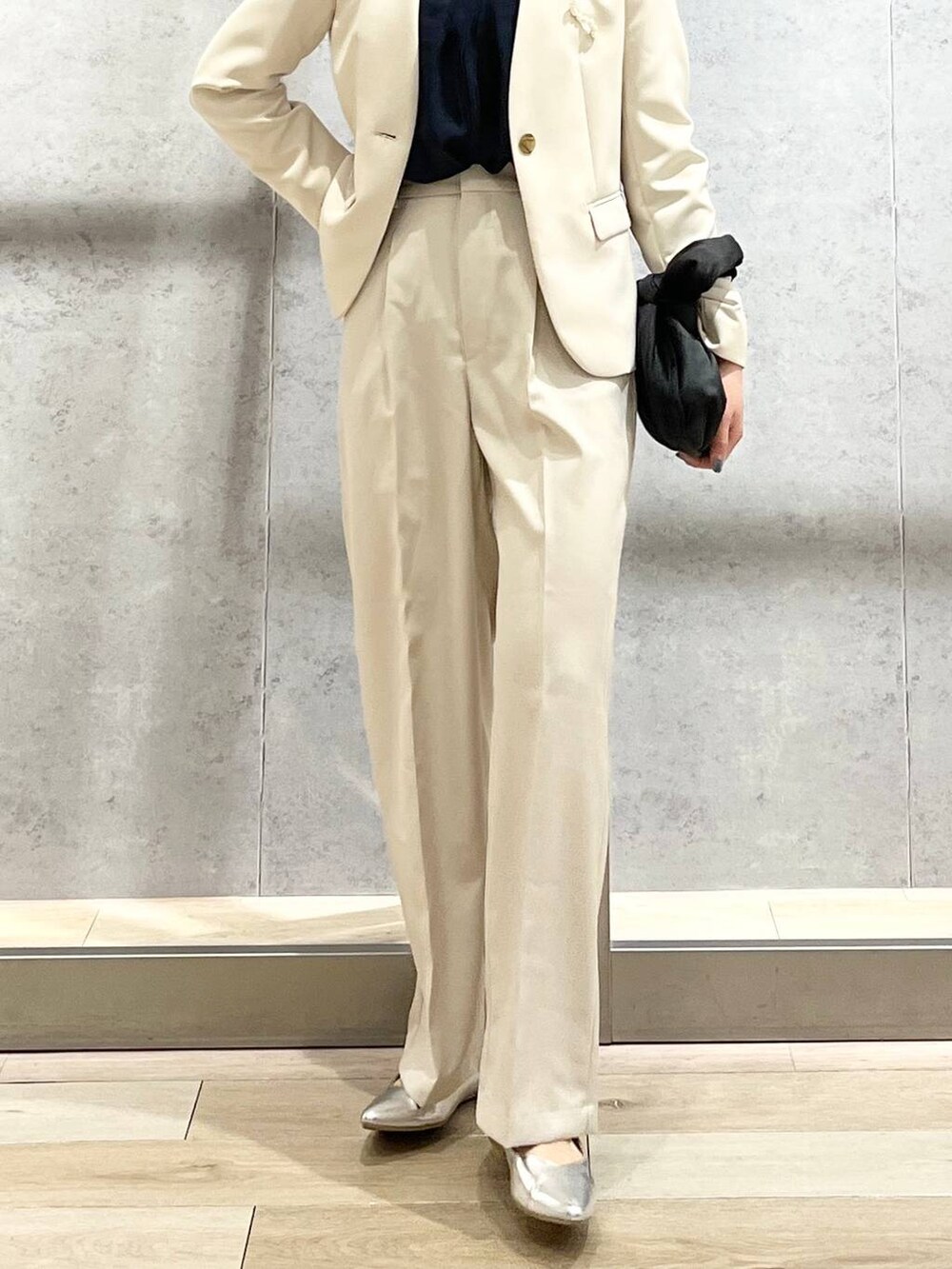 ブラック系のハンドバッグ、ブルー系のシャツ/ブラウス、ホワイト系のノーカラージャケットを着用したレディースの冬コーディネートの8枚目の写真