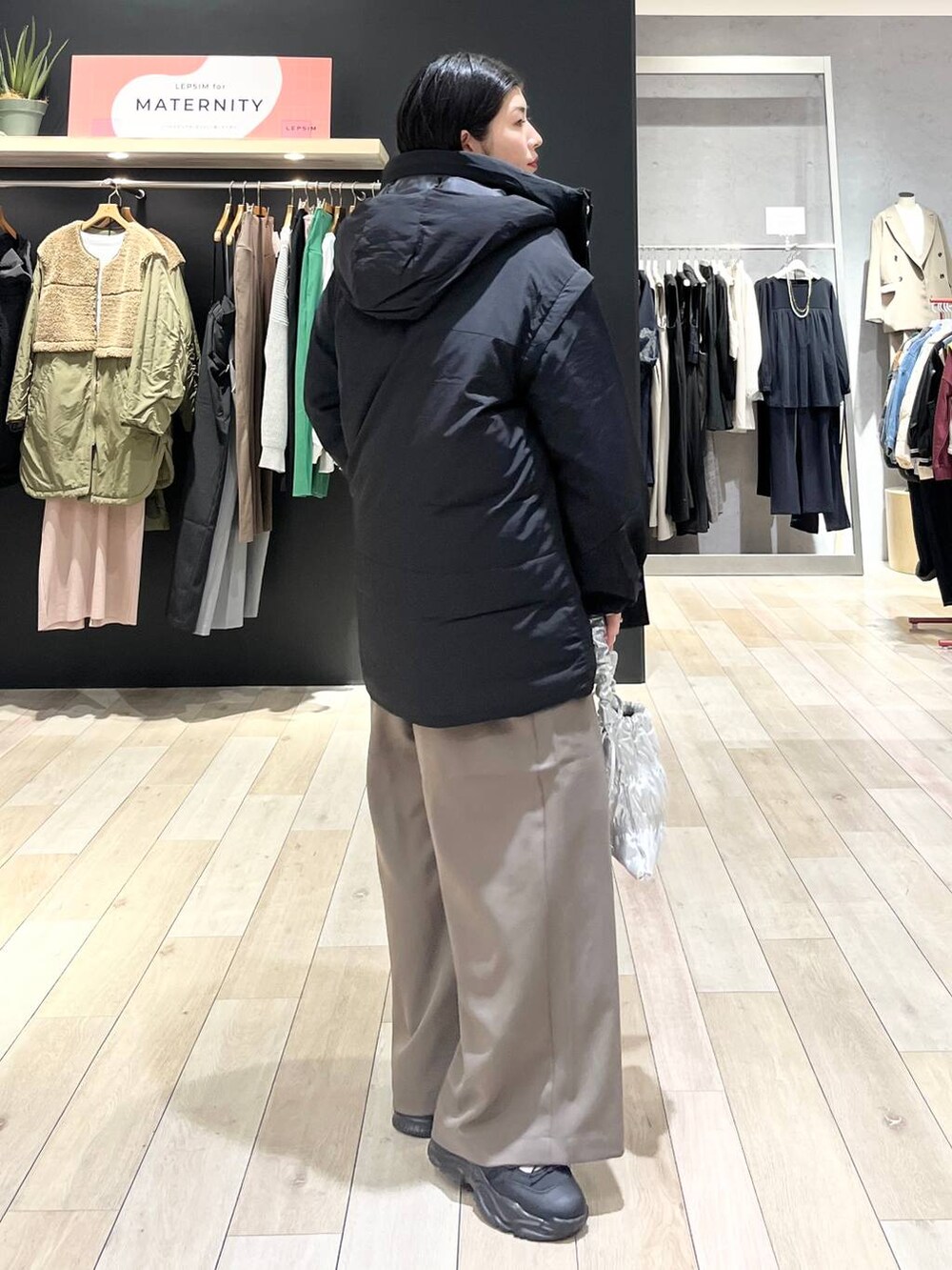ブラック系のダウンジャケット/コート、ブラウン系のその他パンツ、グレー系のスウェットを着用したレディースの冬コーディネートの3枚目の写真