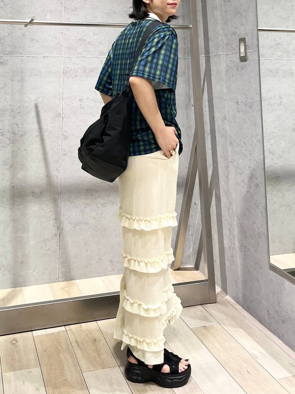 ブラック系のサンダル、ブラック系のショルダーバッグ、ホワイト系のマタニティウェア/グッズを着用したレディースの夏コーディネートの5枚目の写真