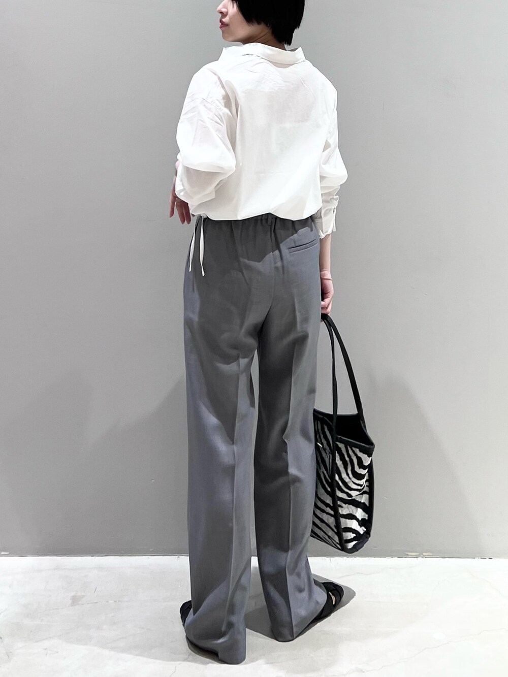「LEPSIM、レプシィム(LEPSIM)、シャツスタイル、ショート丈トップス、ハイウエスト、スラックス、春コーデ、春服みてみて、モノトーン、オフィスカジュアル、モード、ゼブラ柄、トートバッグ、大人カジュアル、グルカサンダル」｜「LEPSIMのドロストショートシャツ　187118（シャツ/ブラウス、ホワイト系）」を使った、エムアイさん（レディース・162cm）の春コーディネートの5枚目の写真