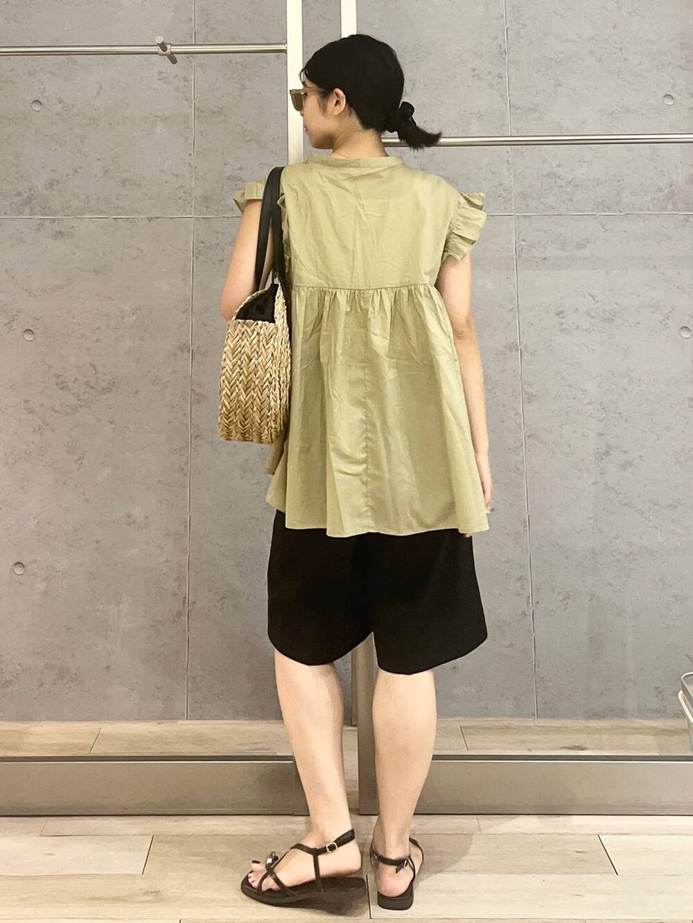 ブラック系のショルダーバッグ、ブラウン系のサンダル、ブラック系のその他パンツを着用したレディースの夏コーディネートの2枚目の写真