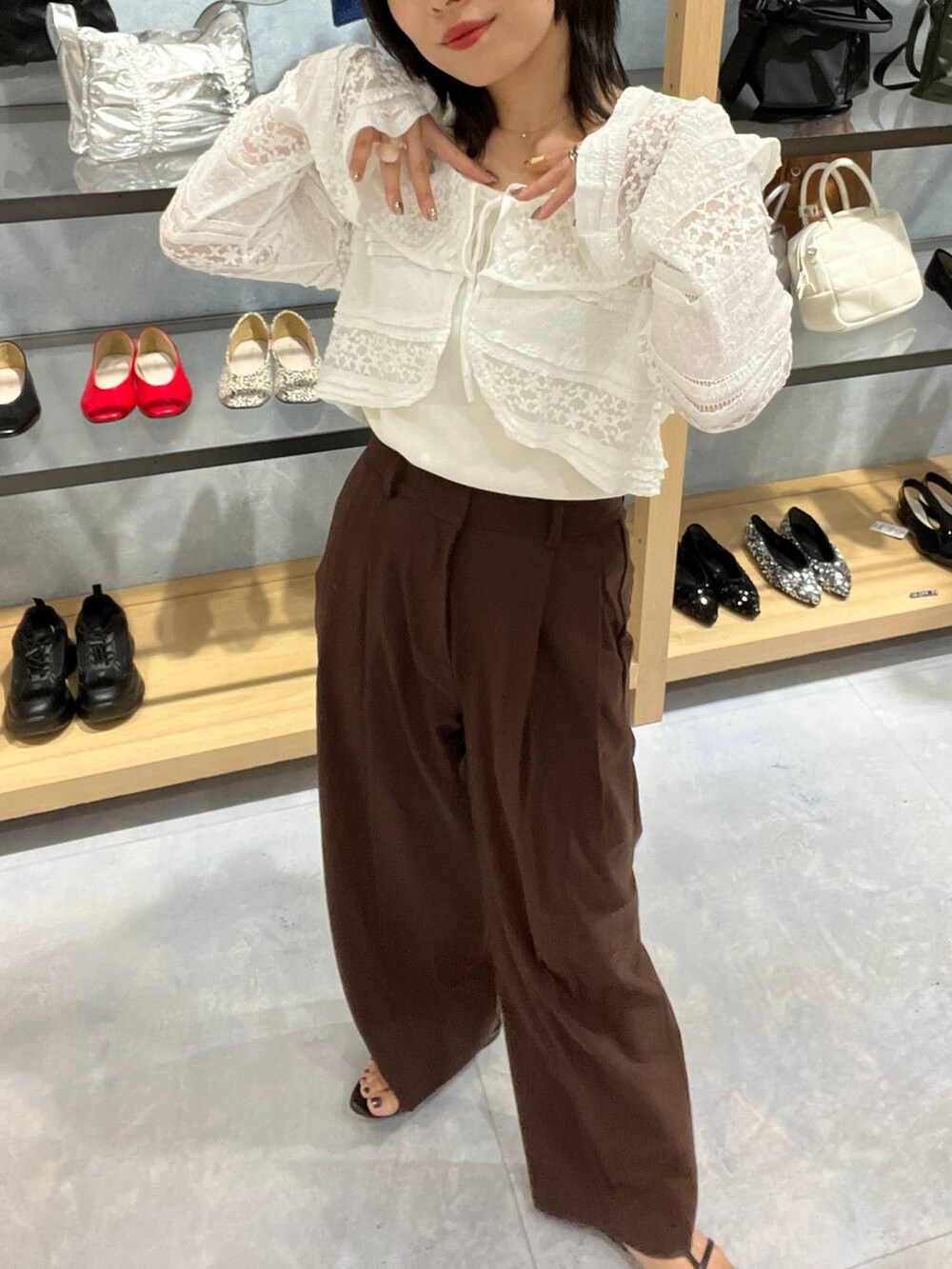 ブラック系のボストンバッグ、その他のバレエシューズ、ホワイト系のタンクトップを着用したレディースの秋コーディネートの9枚目の写真