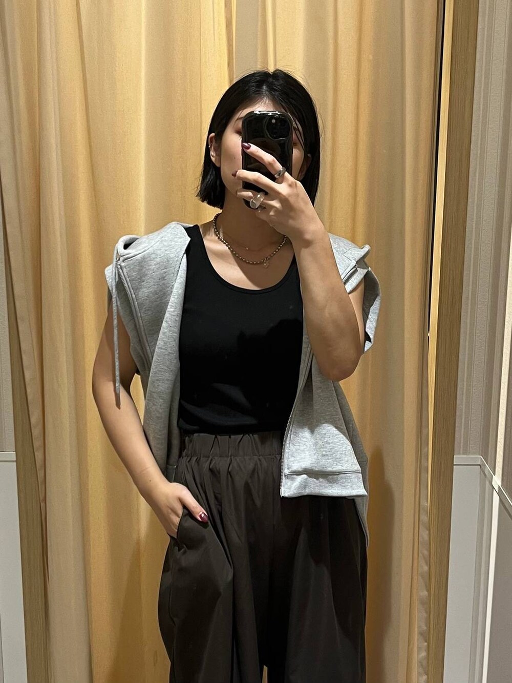 ブラウン系のその他パンツ、グレー系のベストを着用したレディースの秋コーディネートの5枚目の写真