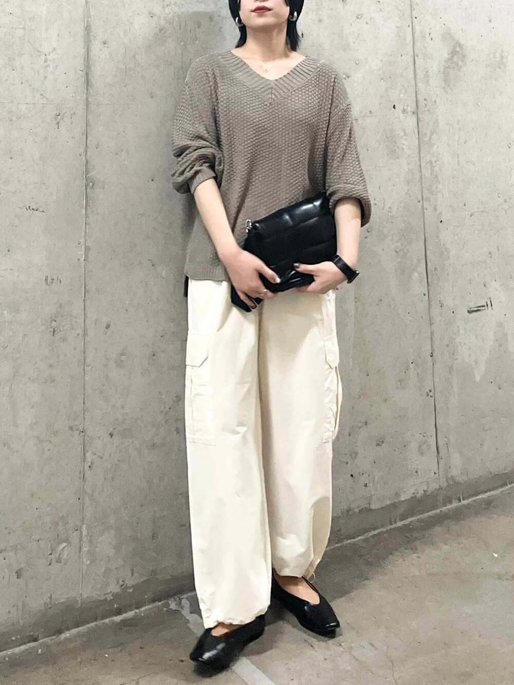 ブラック系のショルダーバッグ、ホワイト系のカーゴパンツ、ブラック系のパンプスを着用したレディースの春コーディネートの5枚目の写真