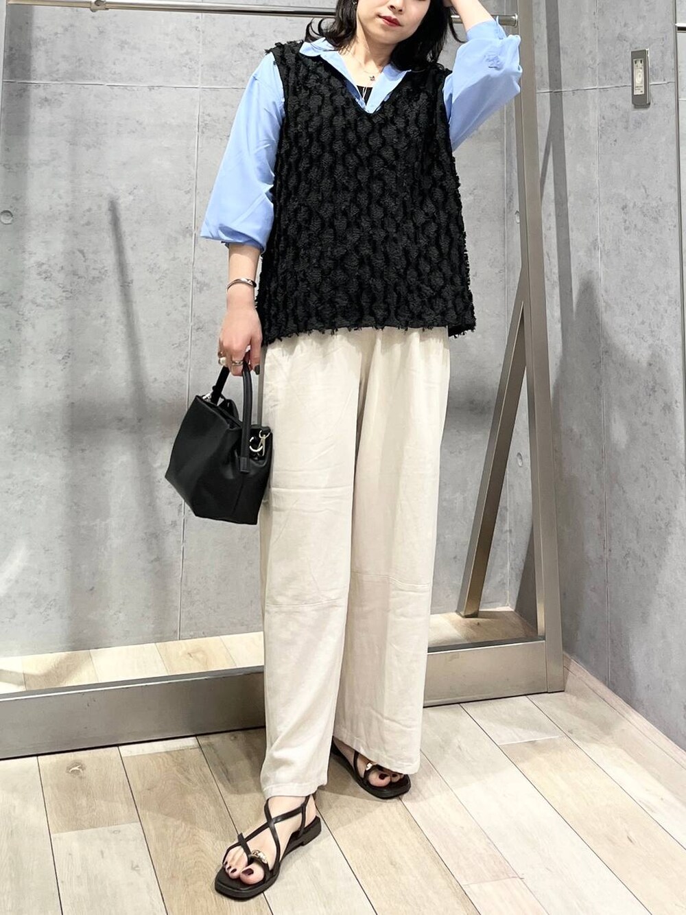 ホワイト系のその他パンツ、ブルー系のシャツ/ブラウス、ブラウン系のサンダルを着用したレディースの春コーディネートの5枚目の写真