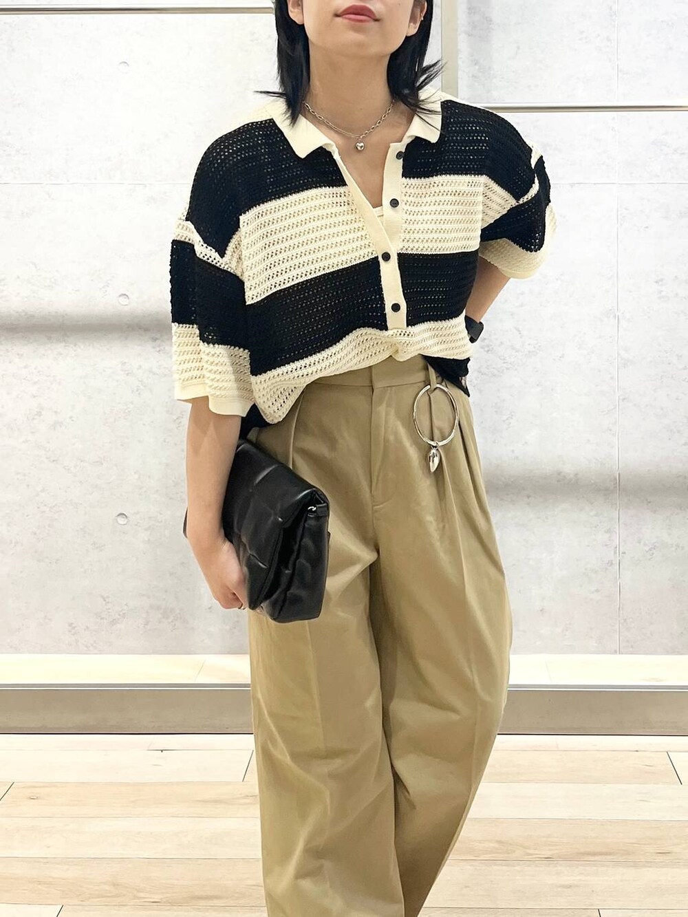 「おでかけ、シンプルコーデ、カジュアル、モード、ベーシック/シンプル、デート/ロマンティック、楽ちんコーデ、夏コーデ、女子会、きれいめカジュアル_LEPSIM、LEPSIM、ニット、パンツ、ワイドパンツ、サンダル」｜「LEPSIMのパデット2WAYショルダー　103831（ショルダーバッグ、ブラック系）」を使った、エムアイさん（レディース・162cm）の夏コーディネートの2枚目の写真