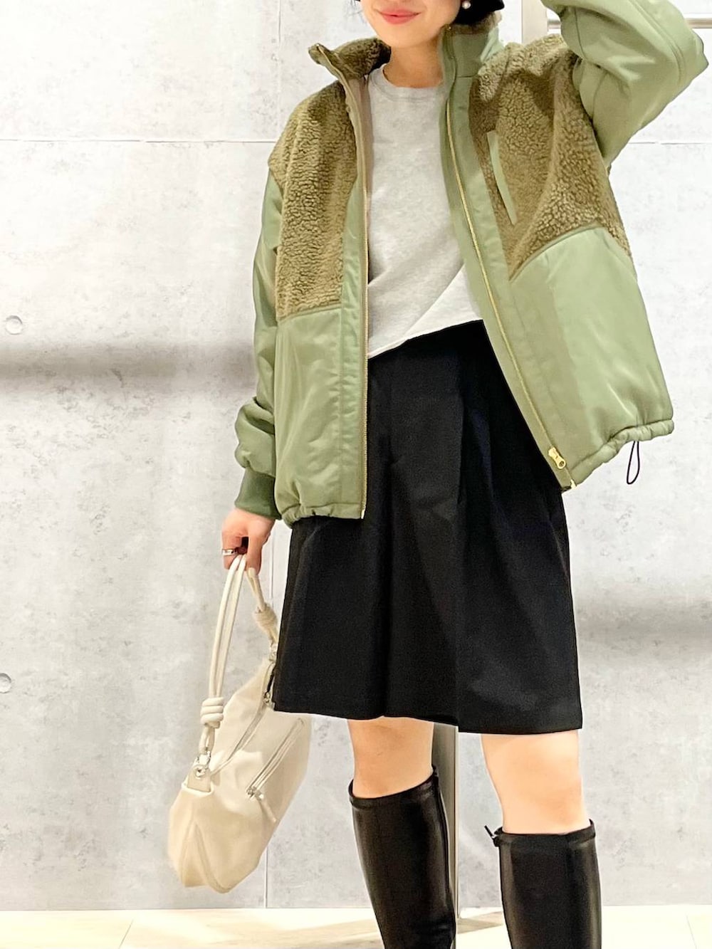 グリーン系のその他アウター、ブラック系のその他パンツ、グレー系のTシャツ/カットソーを着用したレディースの秋コーディネートの6枚目の写真