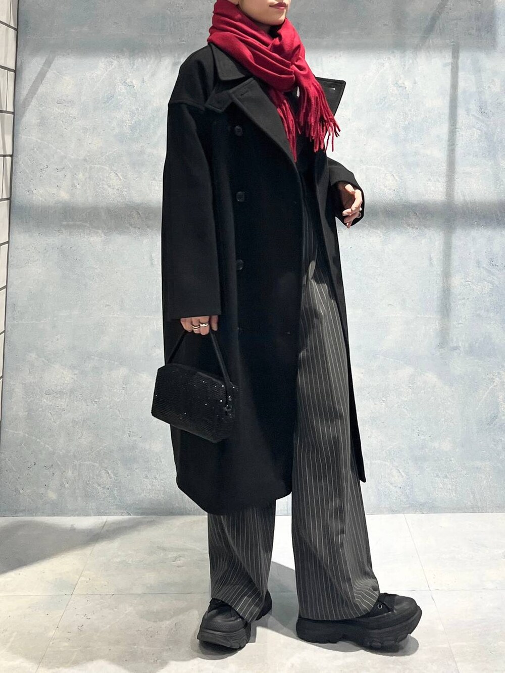 ブラック系のその他アウター、グレー系のその他パンツ、ブラック系のショルダーバッグを着用したレディースの秋コーディネートの5枚目の写真