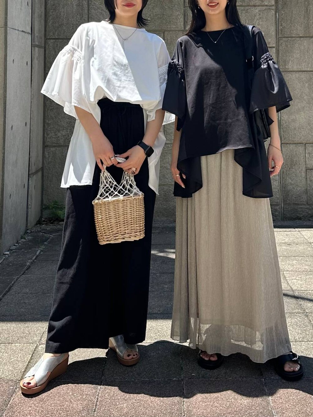 ブラック系のショルダーバッグ、ホワイト系のかごバッグ、ブラック系のその他パンツを着用したレディースの春コーディネートの2枚目の写真