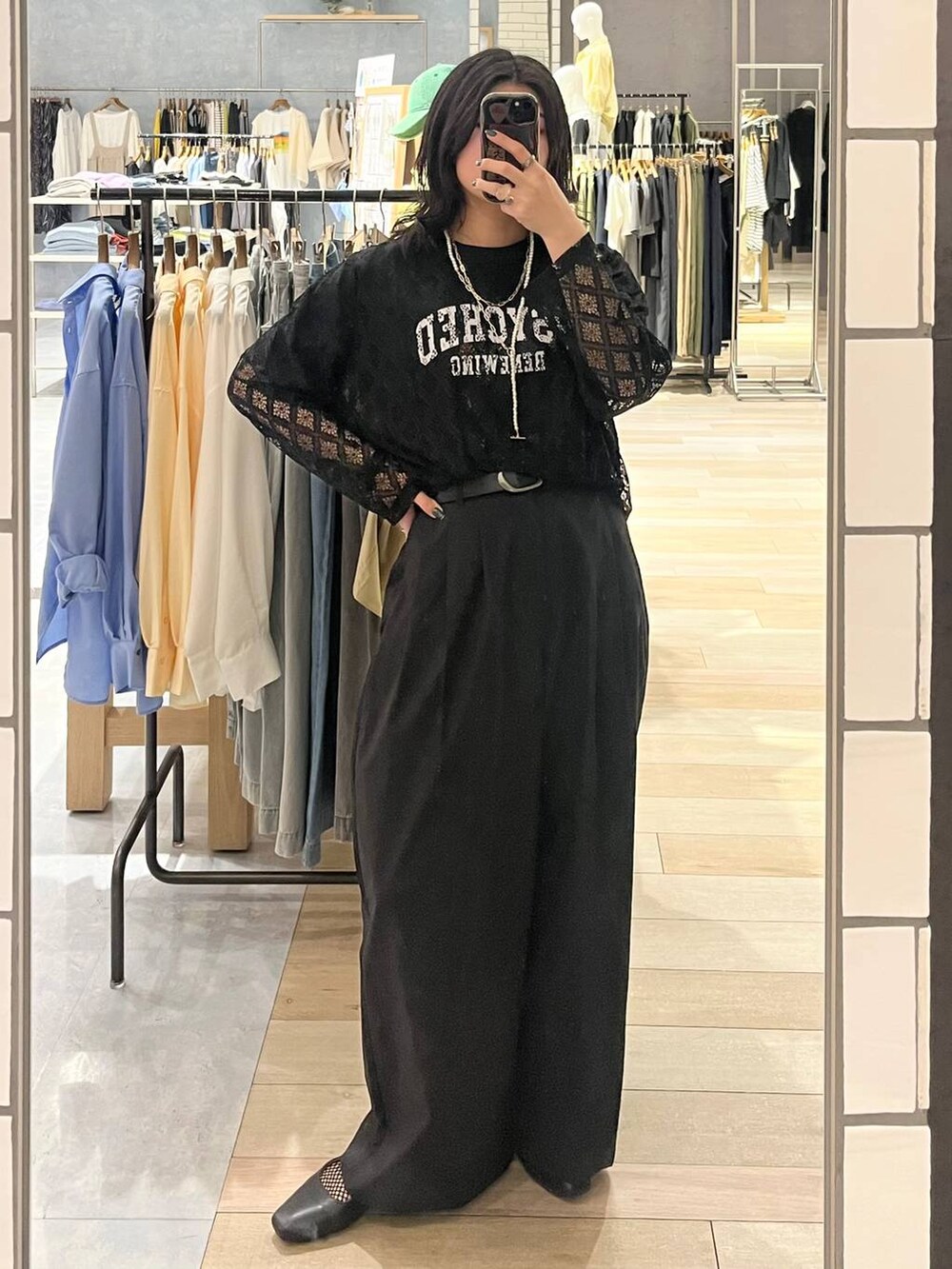 ブラック系のTシャツ/カットソー、ブラック系のその他パンツ、ブラック系のTシャツ/カットソーを着用したレディースの春コーディネートの2枚目の写真