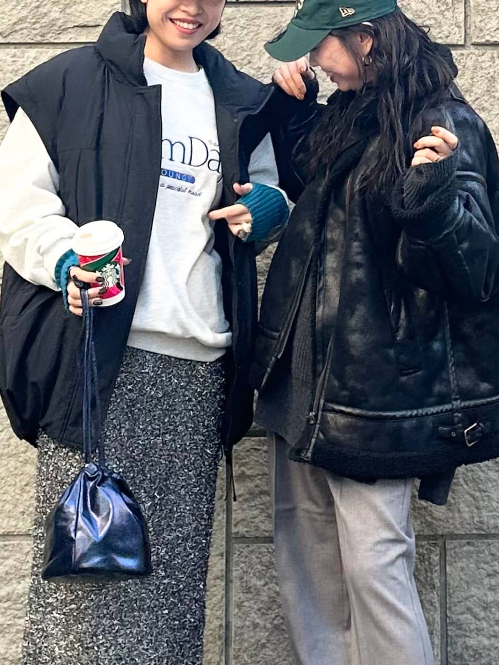 ブラック系のその他アウター、グレー系のその他パンツ、ブラック系のその他アウターを着用したレディースの冬コーディネートの5枚目の写真