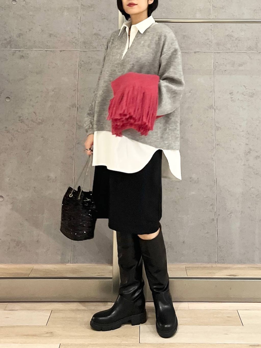 ブラック系のその他パンツ、ブラック系のブーツ、ブラック系のショルダーバッグを着用したレディースの冬コーディネートの7枚目の写真