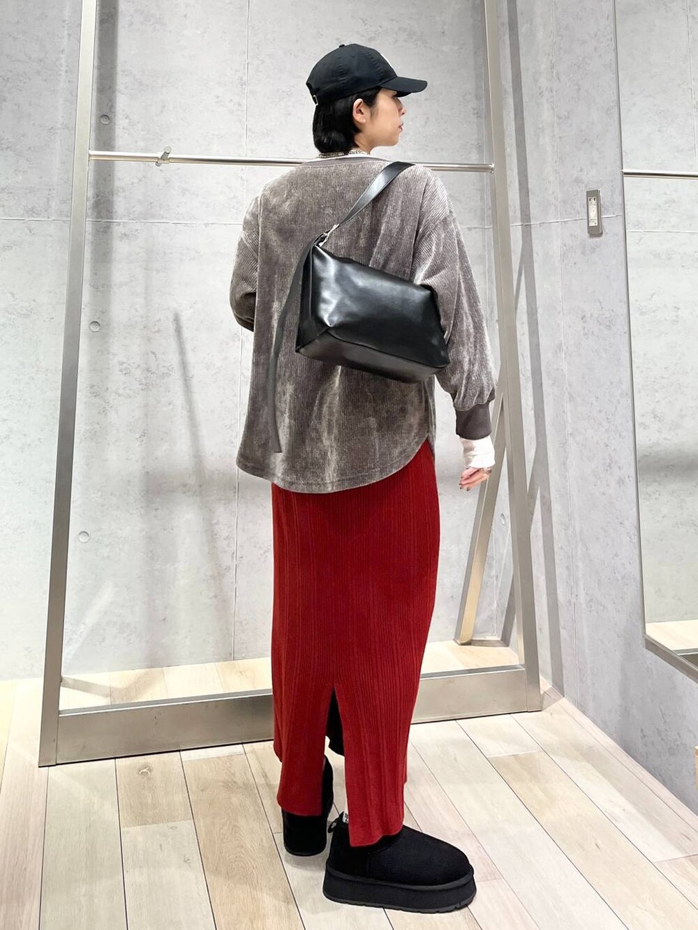ブラック系のショルダーバッグ、ブラック系のブーツ、グレー系のTシャツ/カットソーを着用したレディースの冬コーディネートの3枚目の写真