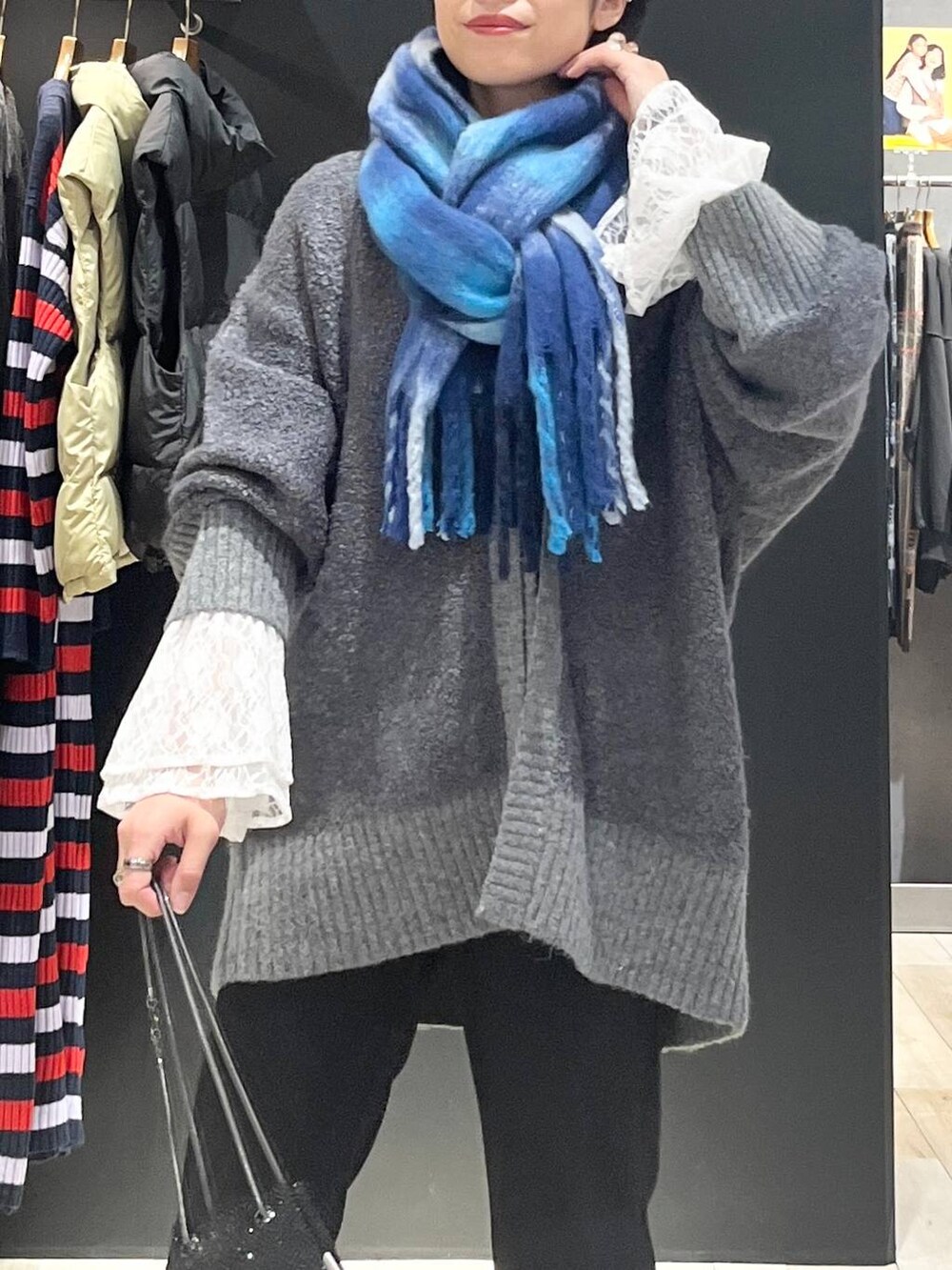 ブラック系のショルダーバッグ、ブラック系のローファー、ホワイト系のTシャツ/カットソーを着用したレディースの秋コーディネートの5枚目の写真